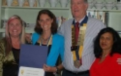 Isabelle krijgt de Paul Harris Fellowship award